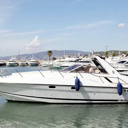 Botel Yacht Charlene *