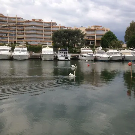 Ботель Yacht Charlene *