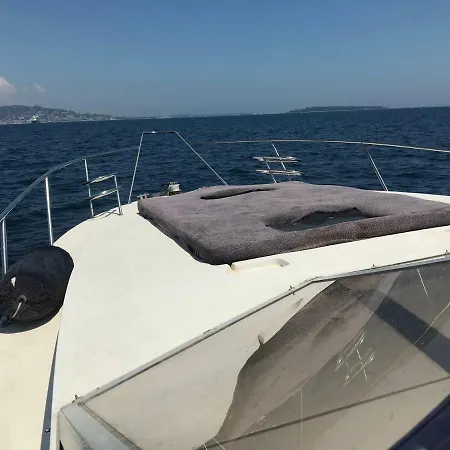 Botel Yacht Charlene *